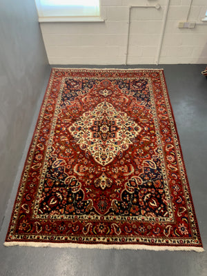 Bactiari / Bakhtiar medallion carpet (305 x 212cm)