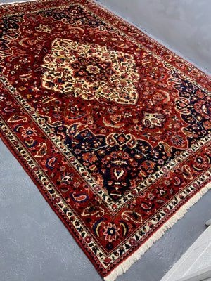 Bactiari / Bakhtiar medallion carpet (305 x 212cm)
