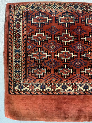 Yomut antique chuval with original plainweave back (82 x 106cm)