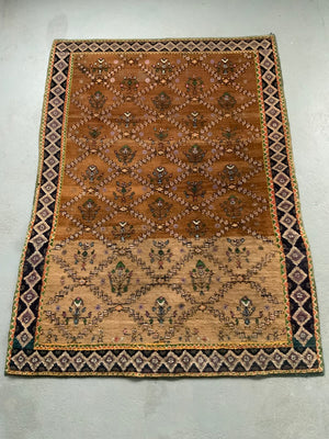 Indian vintage Agra rug (173 x 125cm)