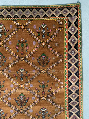 Indian vintage Agra rug (173 x 125cm)