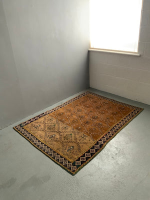 Indian vintage Agra rug (173 x 125cm)