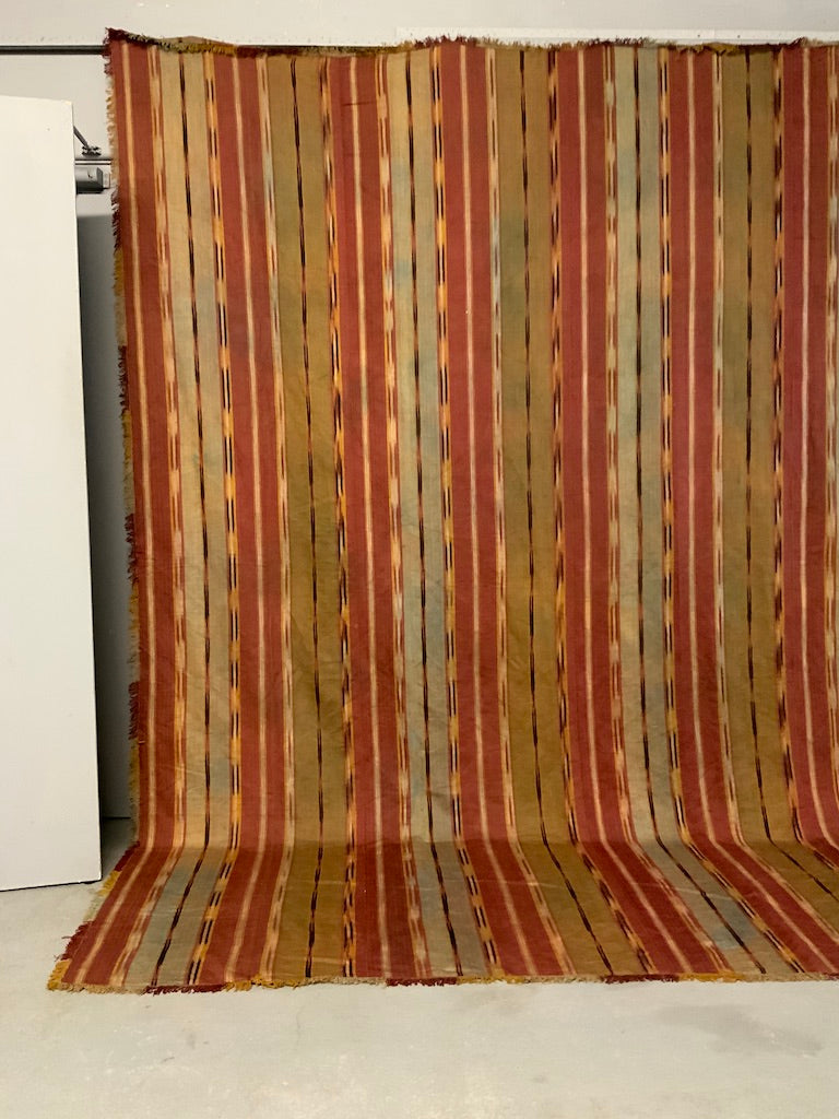 French 18C bourette satin twill furnishing material (313 x 325cm)