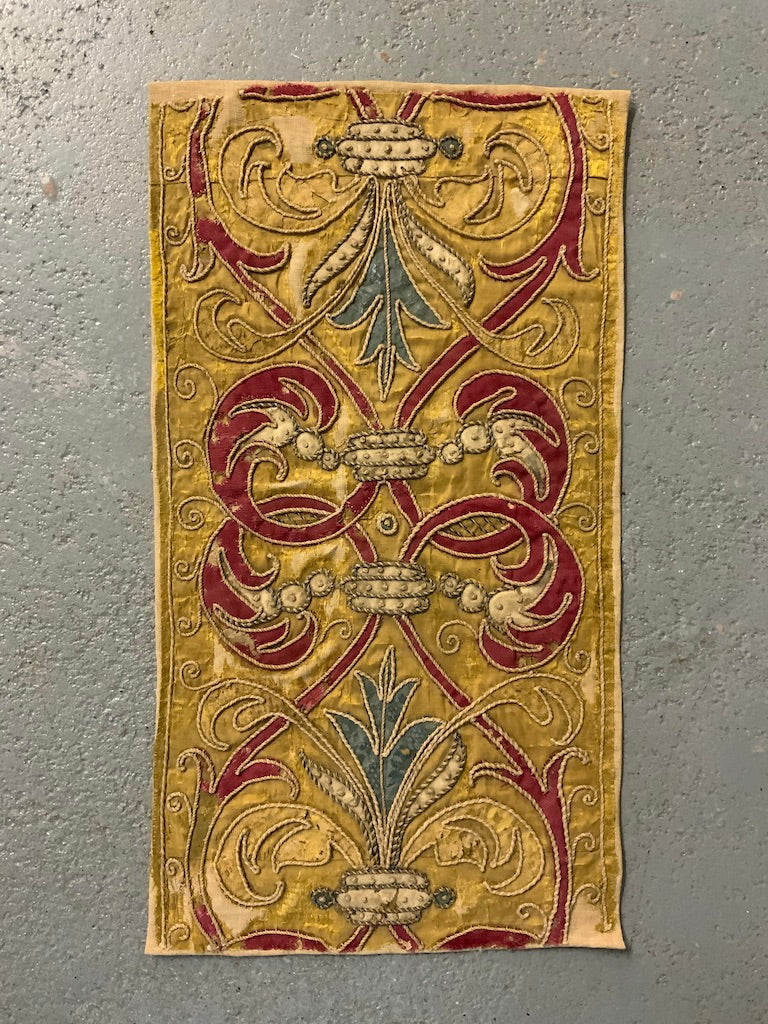 Italian antique cutwork embroidery (50 x 27cm)