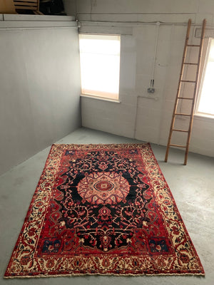 Bactiari carpet with medallion design (306 x 220cm)