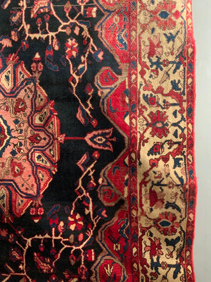 Bactiari carpet with medallion design (306 x 220cm)