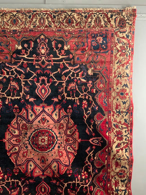 Bactiari carpet with medallion design (306 x 220cm)