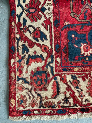 Bactiari carpet with medallion design (306 x 220cm)