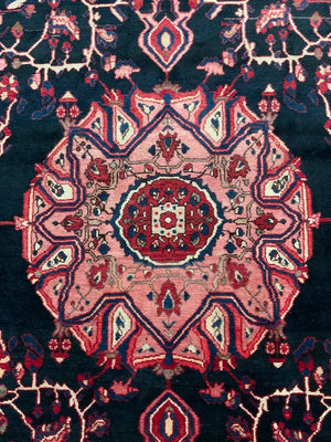 Bactiari carpet with medallion design (306 x 220cm)