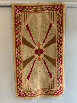 British small readicut Art Deco rug (132 x 74cm)