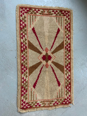 British small readicut Art Deco rug (132 x 74cm)
