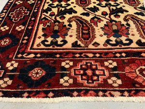 Bactiar large rug with cream field (257 x 158cm)