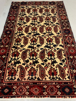 Bactiar large rug with cream field (257 x 158cm)