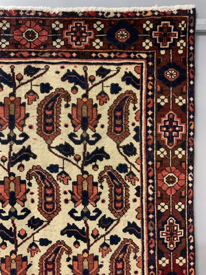 Bactiar large rug with cream field (257 x 158cm)