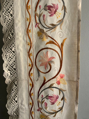 Arts & Crafts embroidered band trimmed with crochet (183 x 30cm)