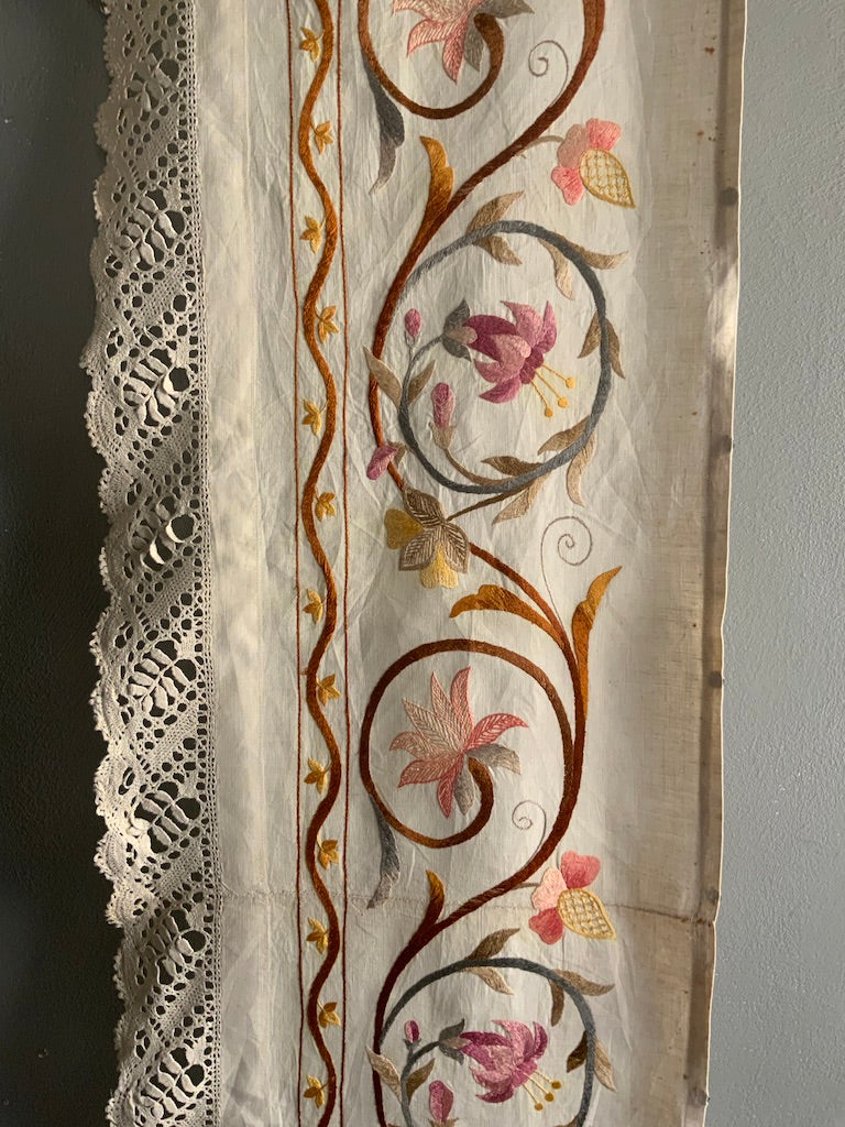 Arts & Crafts embroidered band trimmed with crochet (183 x 30cm)