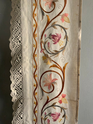 Arts & Crafts embroidered band trimmed with crochet (183 x 30cm)