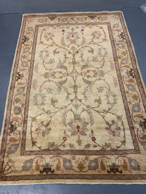 Indian modern pale colour carpet with sparse design (285 x 187cm)