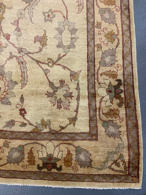 Indian modern pale colour carpet with sparse design (285 x 187cm)