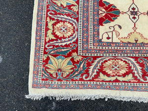 Indian cream field carpet with Palmette design (403 x 301 cm)