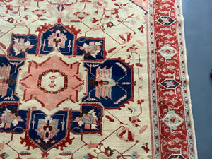 Serapi type Heriz / Tabrizi carpet ( 352 x 270 cm )