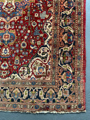Najafabad vintage rug with medallion design on red (213 x 151cm)