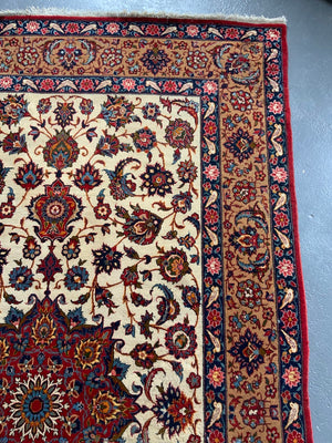Najafabad pale medallion carpet with bird border (300 x 183cm)