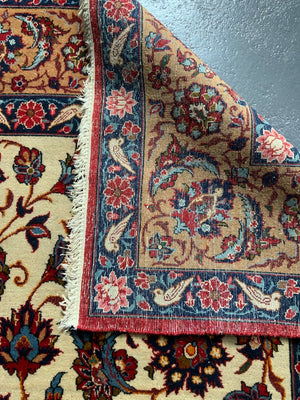 Najafabad pale medallion carpet with bird border (300 x 183cm)