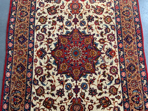 Najafabad pale medallion carpet with bird border (300 x 183cm)