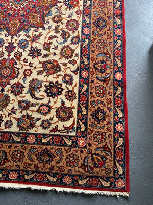 Najafabad pale medallion carpet with bird border (300 x 183cm)