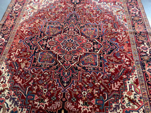 Heriz vintage carpet with medallion design (321 x 232cm)