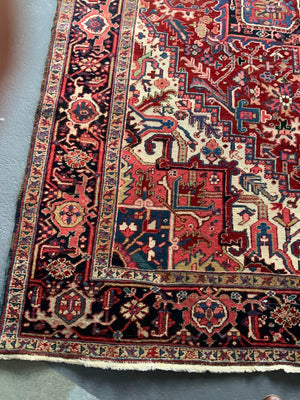 Heriz vintage carpet with medallion design (321 x 232cm)
