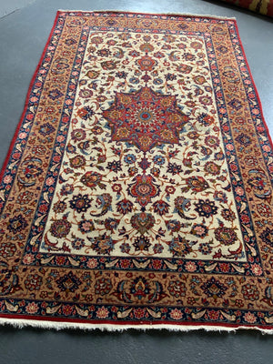 Najafabad pale medallion carpet with bird border (300 x 183cm)