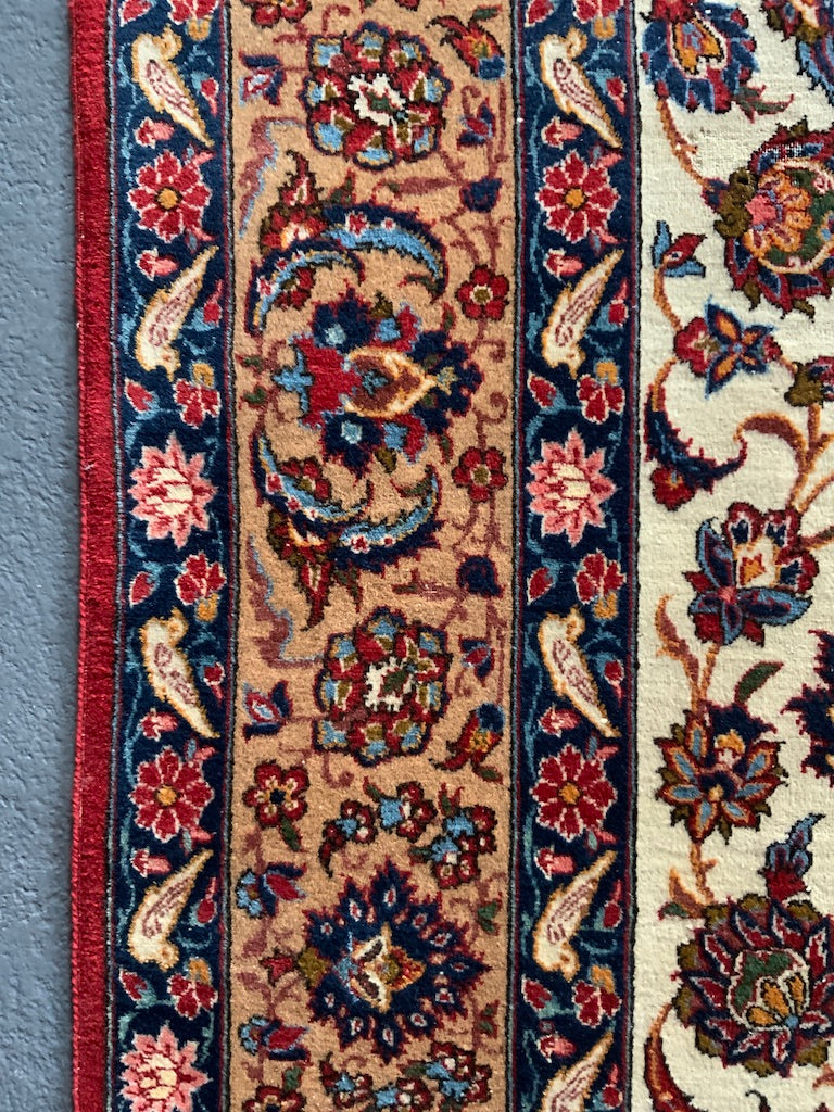 Najafabad pale medallion carpet with bird border (300 x 183cm)