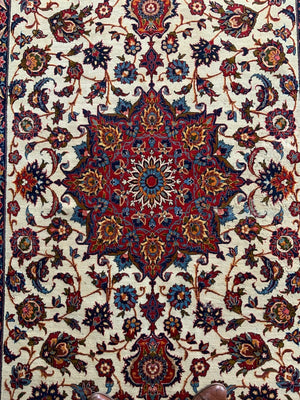Najafabad pale medallion carpet with bird border (300 x 183cm)
