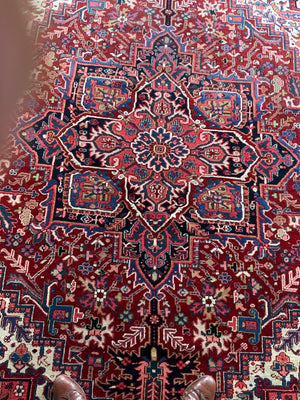 Heriz vintage carpet with medallion design (321 x 232cm)