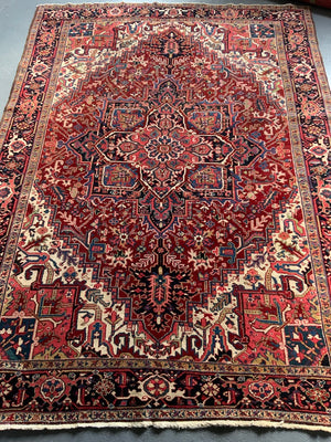Heriz vintage carpet with medallion design (321 x 232cm)