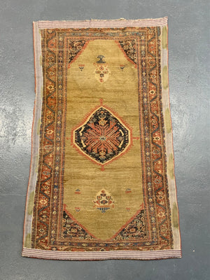 Antique Ferreghan rug (190 x 109cm)