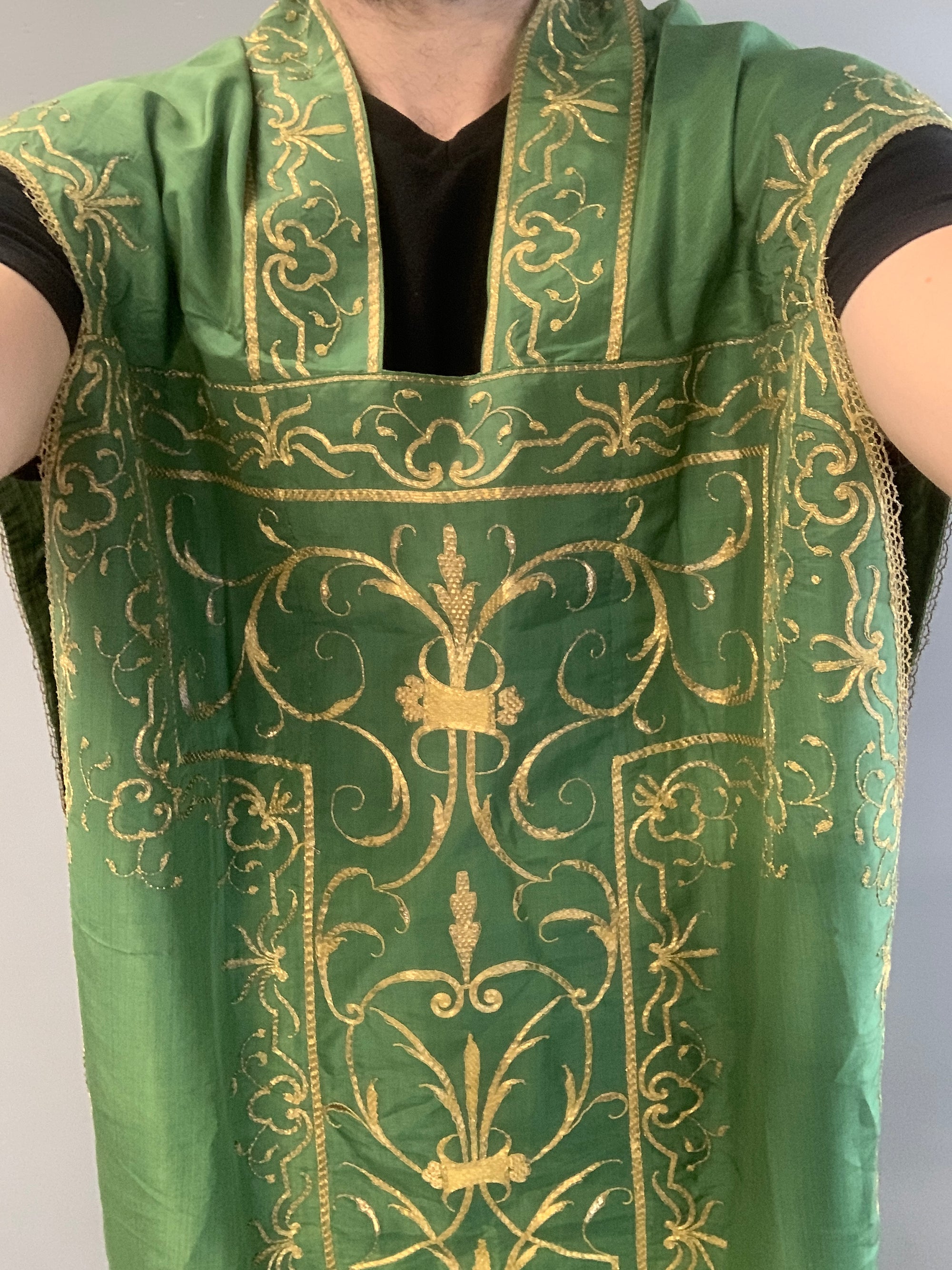 Green silk chasuble with gilt embroidery (117 x 69cm)
