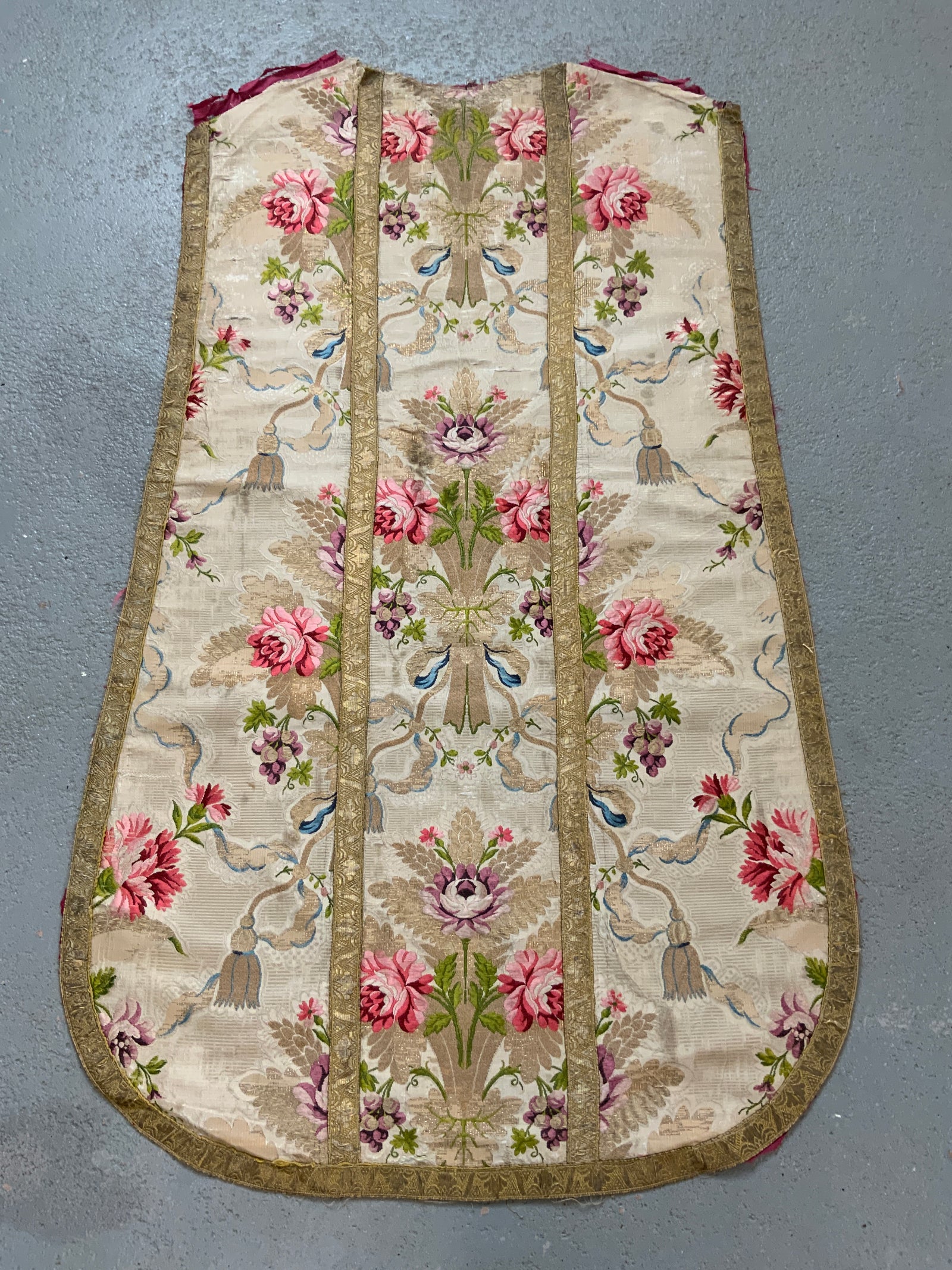 Ecclesiastical chasuble silk on cream (106 x 65cm)