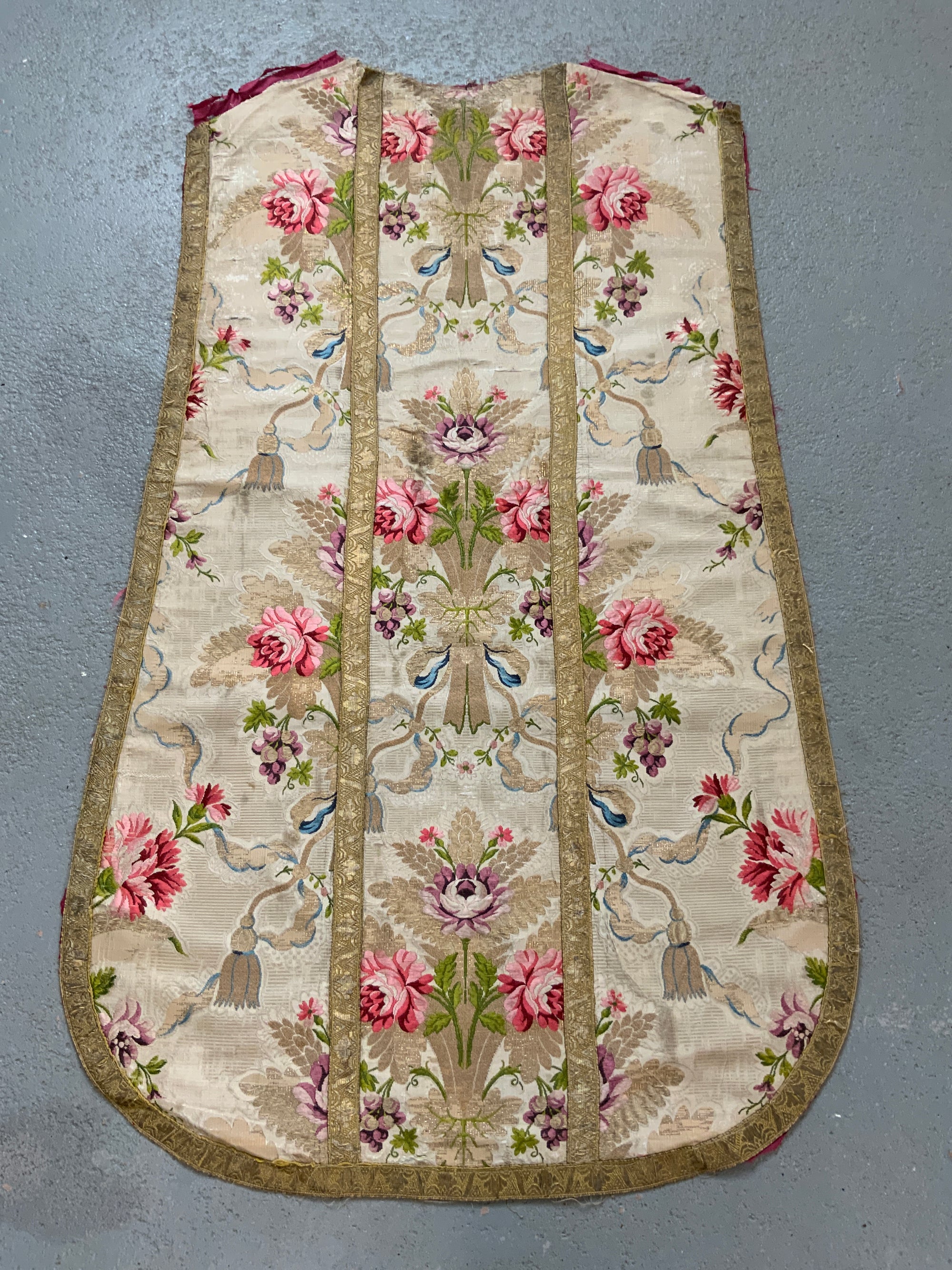 Ecclesiastical chasuable silk on cream (106 x 65cm)