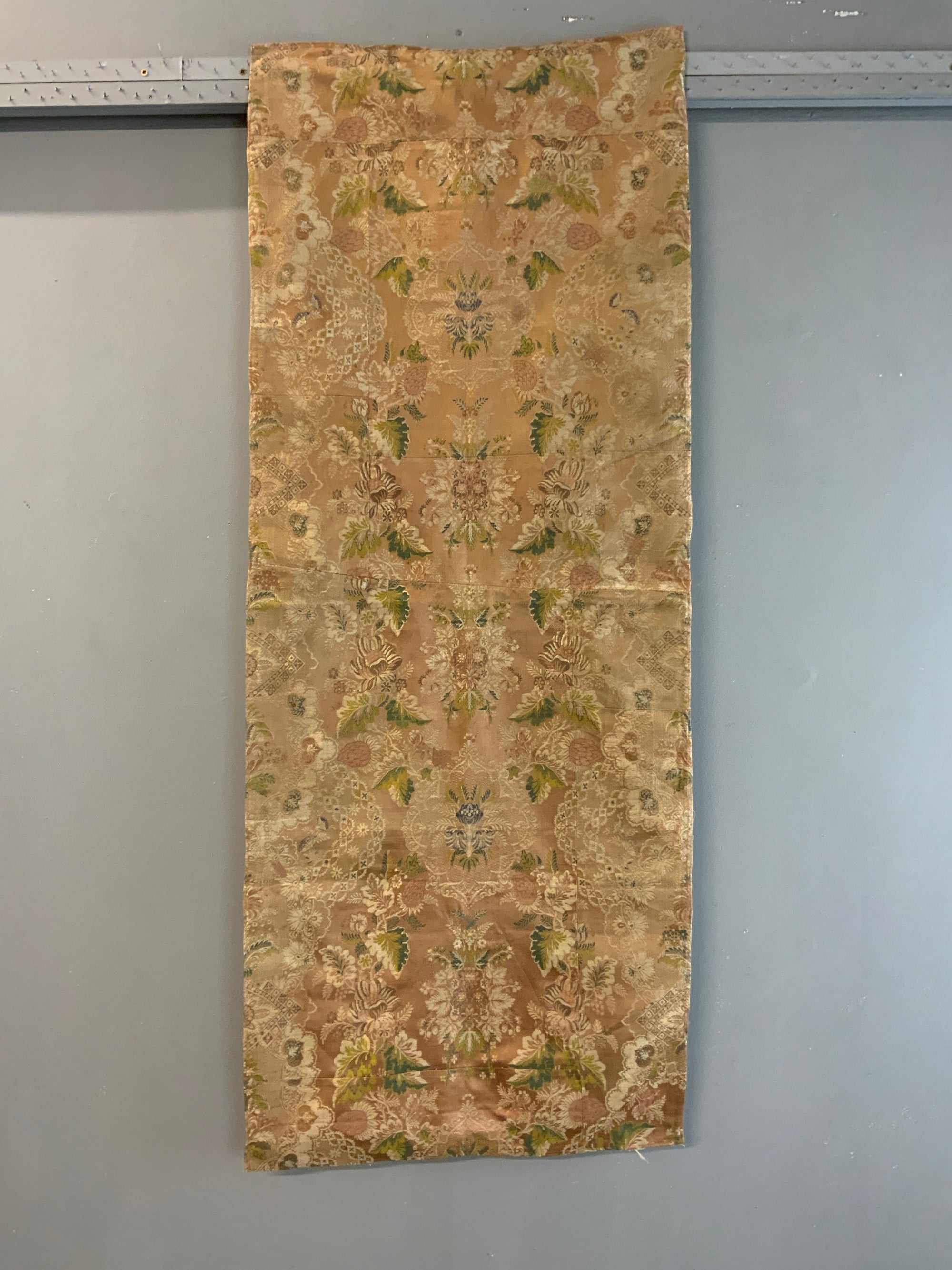 Lampas type antique continental silk (131 x 52cm)