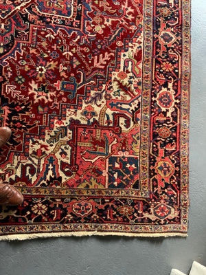 Heriz vintage carpet with medallion design (321 x 232cm)