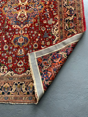 Najafabad vintage rug with medallion design on red (213 x 151cm)
