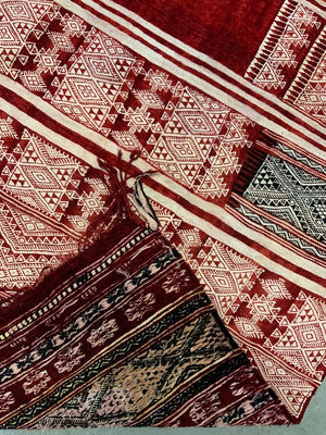 Tunisian vintage ' bakhnoug ' mantle (126 x 135cm)
