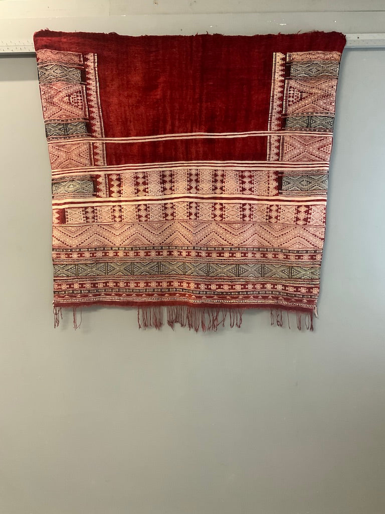 Tunisian vintage ' bakhnoug ' mantle (126 x 135cm)