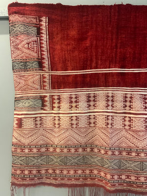 Tunisian vintage ' bakhnoug ' mantle (126 x 135cm)