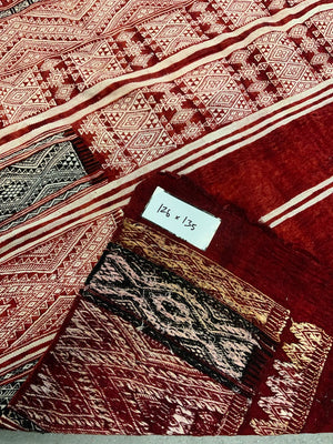 Tunisian vintage ' bakhnoug ' mantle (126 x 135cm)