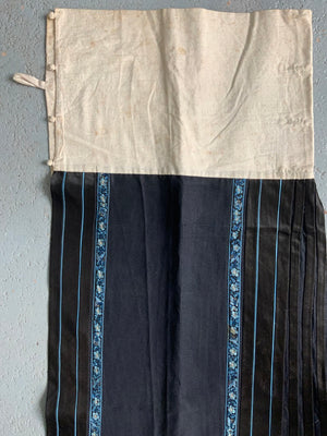 Chinese pleated satin silk skirt (100 x 68cm)