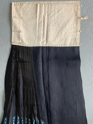 Chinese pleated satin silk skirt (100 x 68cm)